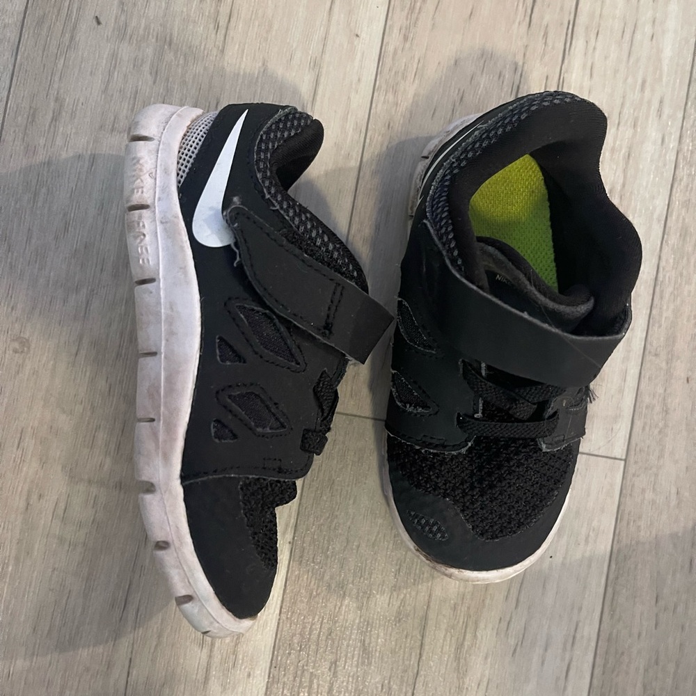 Nike 8 Kids toddler boy Black white Athletic Shoes sneakers